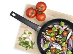 Patelnia_26cm_Fiskars_855326S_6428518553261_kitchen_YF5.jpg