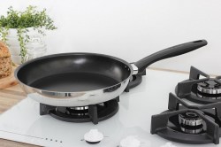 Patelnia_26cm_Fiskars_855326S_6428518553261_kitchen_YF6.jpg